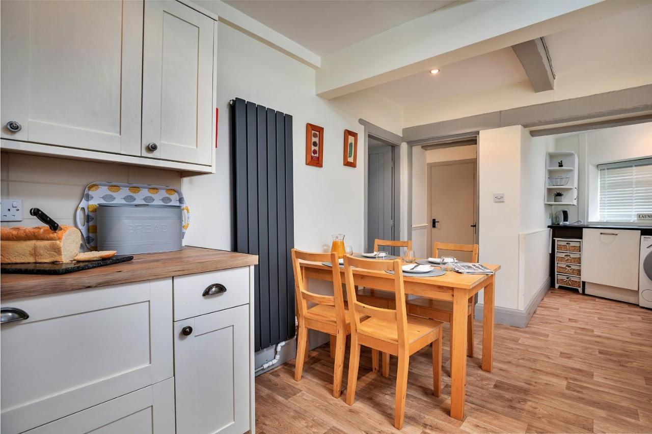 Finest Retreats - Cloggers Cottage Darley Extérieur photo